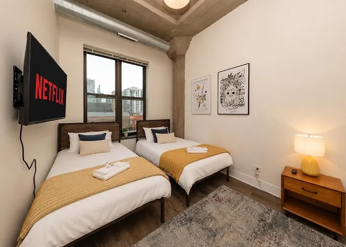 Fully Equipped 2br In South Loop With Optional Parking And Gym Access Near Mccormick Place & Lakefront Attractions